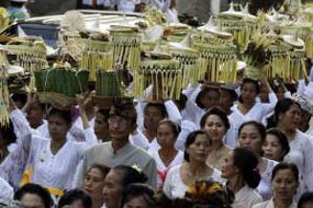 Bade 28 Meter dan 11 Ton Diusung, Kabel Listrik pun Diturunkan